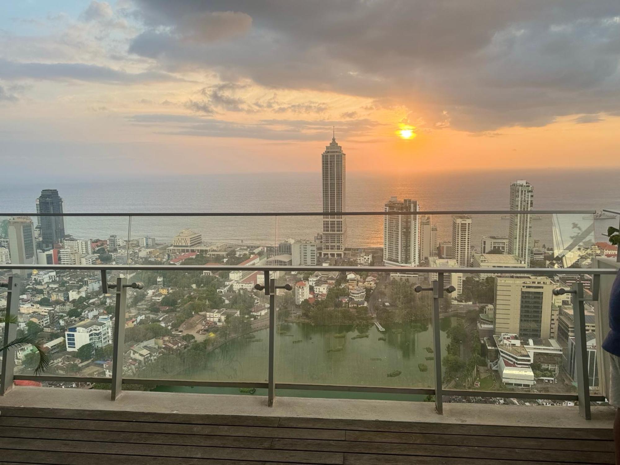 Altair Luxury Colombo By Miracle Apartment Екстериор снимка
